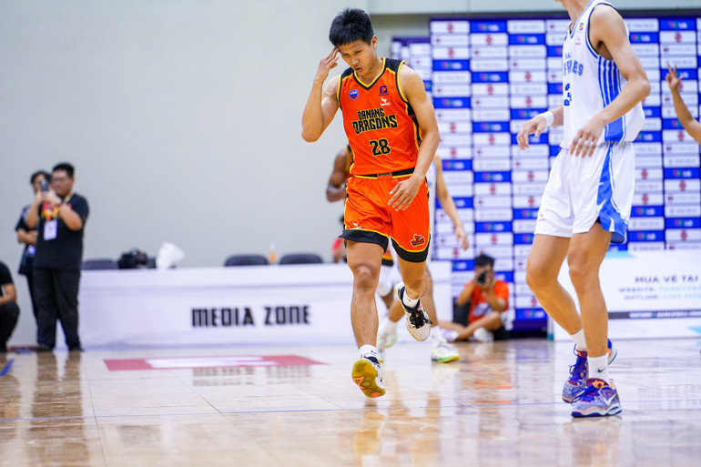 Dương Đức Trí ăn mừng sau pha ba điểm thành công. (Ảnh: VBA)