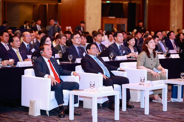 Thủ tướng Phạm Minh Chính và các đại biểu tham dự Diễn đàn.