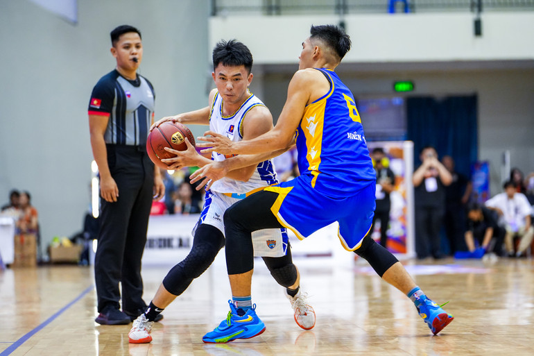 Huỳnh Vĩnh Quang trước áp lực truy cản của cầu thủ Ho Chi Minh City Wings. (Ảnh: VBA) Huỳnh Vĩnh Quang trước áp lực truy cản của cầu thủ Ho Chi Minh City Wings. (Ảnh: VBA)