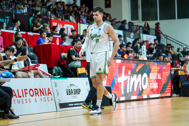 Yevgen Sakhniuk mắc lỗi cá nhân sớm ngay hiệp 1 khiến Cantho Catfish lâm vào thế khó. (Ảnh: VBA)