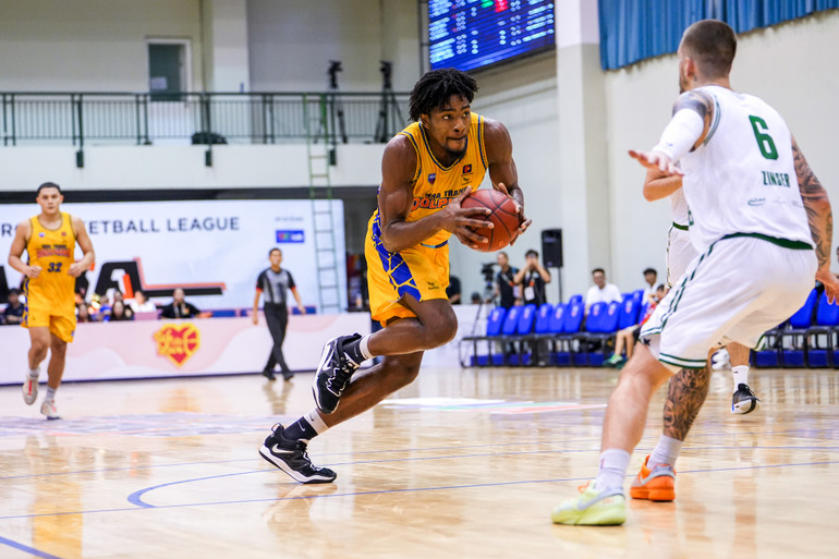 Mykal Jenkins có trận đấu vất vả trước Cantho Catfish. (Ảnh: VBA)