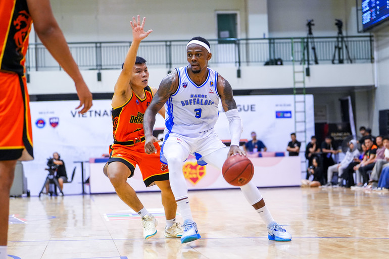 Hassan Thomas cầm bóng xâm nhập hàng trong của Danang Dragons. (Ảnh: VBA)