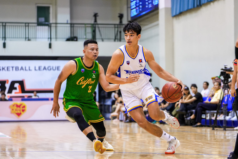 Tài năng chưa đầy 18 tuổi Tim De Kok (áo trắng) tiếp tục được huấn luyện viên Lee Tao Dana điền tên vào dàn đánh chính của Ho Chi Minh City Wings.