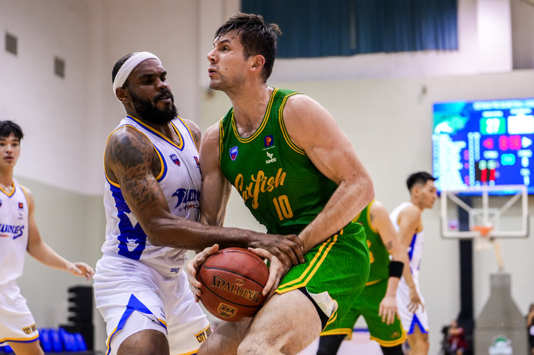 Yevgen Sakhniuk nhiều lần phải đối đầu với Shon Briggs. (Ảnh: VBA)