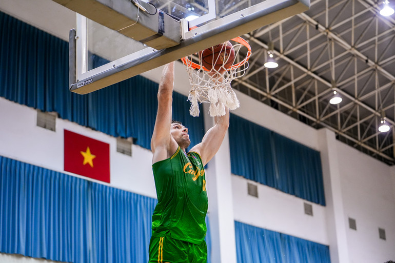 Yevgen Sakhniuk úp rổ ghi điểm cho Cantho Catfish. (Ảnh: VBA)