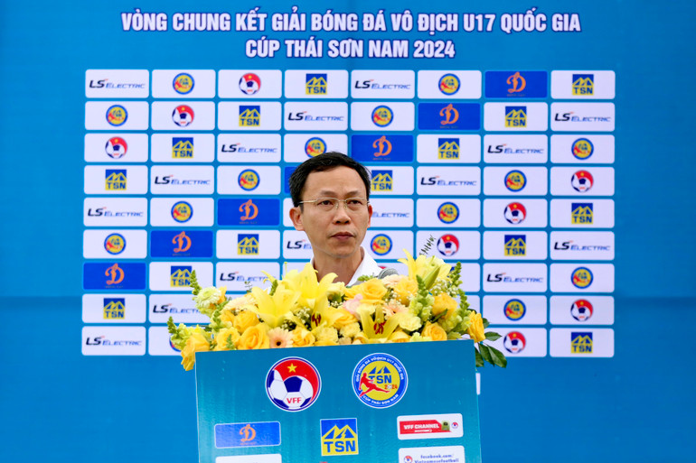 Ông Nguyễn Minh Châu, Phó Tổng Thư ký VFF, Trưởng Ban Tổ chức giải phát biểu tại lễ khai mạc. (Ảnh: HỮU TUẤN)