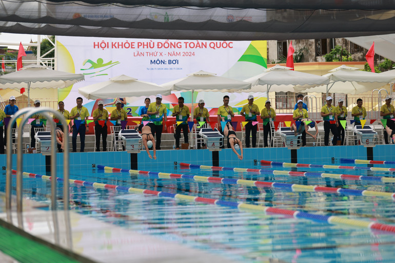 Các vận động viên thực hiện động tác xuất phát.