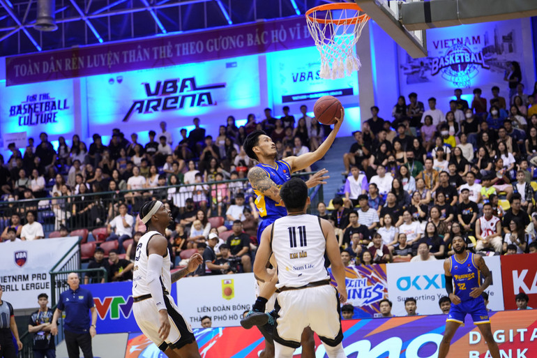 Khoa Trần không ngại tấn công chính diện rổ. (Ảnh: VBA)