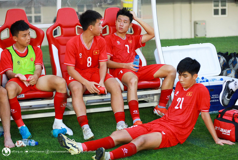 Sự thất vọng của các cầu thủ U16 Việt Nam sau trận đấu. Nhưng với bóng đá trẻ thì mỗi trận đấu đều là một sự tích lũy cho bước phát triển trong tương lai. Sự thất vọng của các cầu thủ U16 Việt Nam sau trận đấu. Nhưng với bóng đá trẻ thì mỗi trận đấu đều là một sự tích lũy cho bước phát triển trong tương lai.