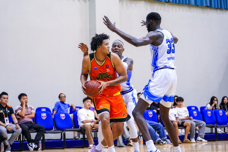 Max Allen của Danang Dragons gặp khó với bộ đôi cao trên 2m Hassan Thomas và Ruot Monyyong. (Ảnh: VBA)