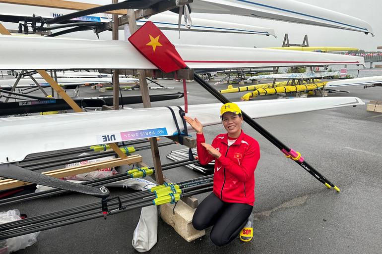 Phạm Thị Huệ ăn mừng thành tích đạt được tại Olympic Paris 2024.