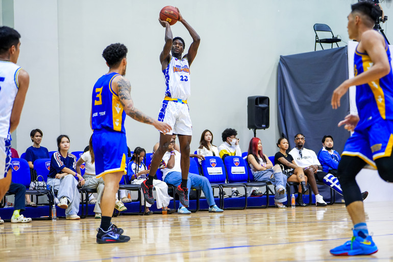 Joe Mvuezolo ném ba kiếm về lợi thế cho Nha Trang Dolphins. (Ảnh: VBA) Joe Mvuezolo ném ba kiếm về lợi thế cho Nha Trang Dolphins. (Ảnh: VBA)