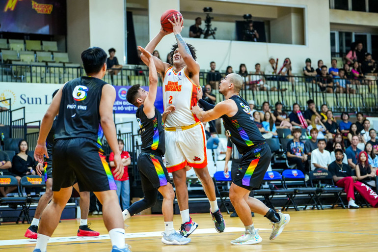 Các cầu thủ Danang Dragons vươn lên dẫn trước trong hiệp 1. (Ảnh: VBA)