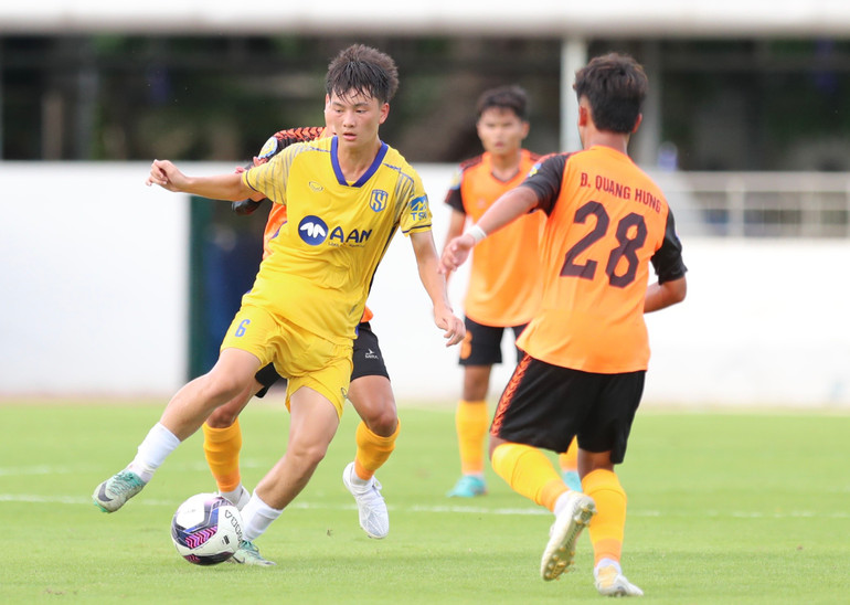 Sông Lam Nghệ An (áo vàng) bất ngờ bị dẫn trước. (Ảnh: HỮU TUẤN)