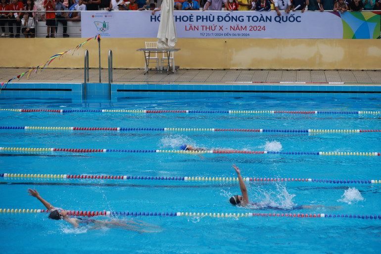 Các vận động viên thi đấu nội dung bơi ngửa 50m nữ.