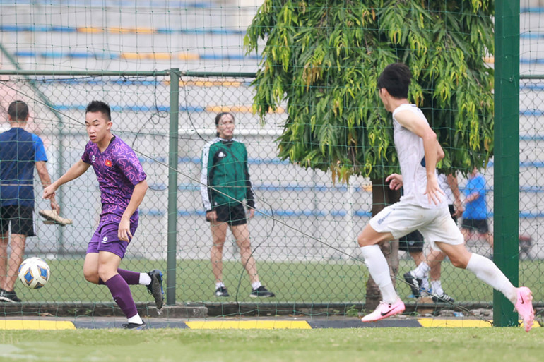 Tân binh Việt kiều Hồ Hữu Hưng thi đấu dưới màu áo U19 Việt Nam. (Ảnh: VFF)