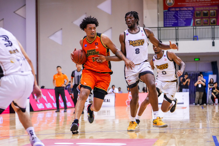 Cận cảnh Max Allen đối đầu Jevonnie Scott ở khu vực vạch ba điểm. (Ảnh: VBA)