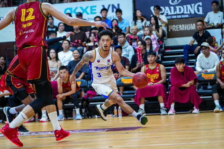 Khoa Trần tiếp tục sắm vai cầm nhịp và chia bài cho Ho Chi Minh City Wings. (Ảnh: VBA)