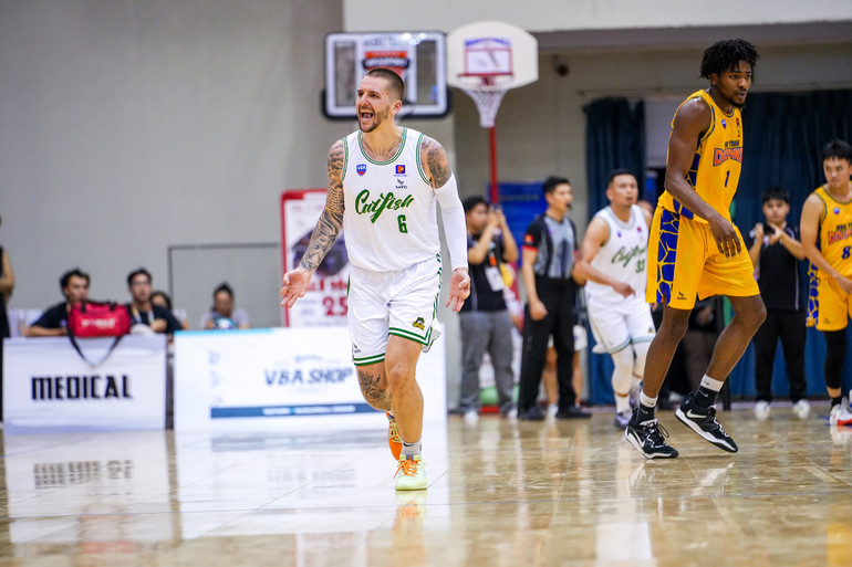 Dakota Zinser phấn khích sau pha ném ba thành công. (Ảnh: VBA)