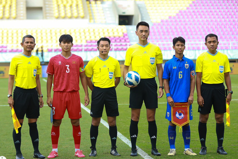 Đội trưởng hai đội cùng ban trọng tài. (Ảnh: VFF) Đội trưởng hai đội cùng ban trọng tài. (Ảnh: VFF)