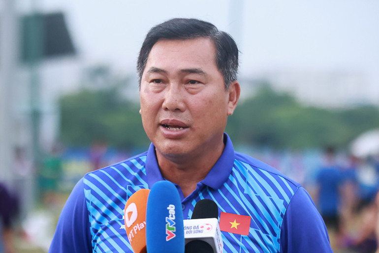 Huấn luyện viên Hứa Hiền Vinh trả lời phỏng vấn sau buổi đấu tập. (Ảnh: VFF)