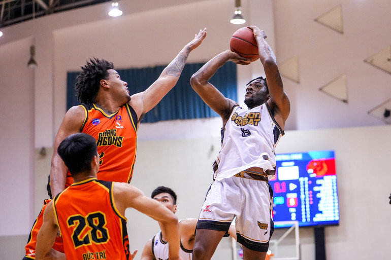 Jevonnie Scott ngã người dứt điểm khỏi tay chắn của Max Allen. (Ảnh: VBA)