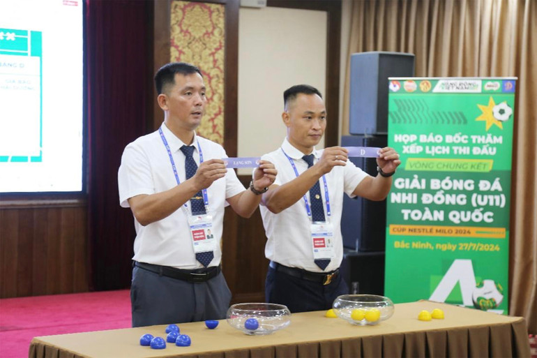 Ban tổ chức bốc thăm chia bảng cho 16 đội bóng dự vòng chung kết.