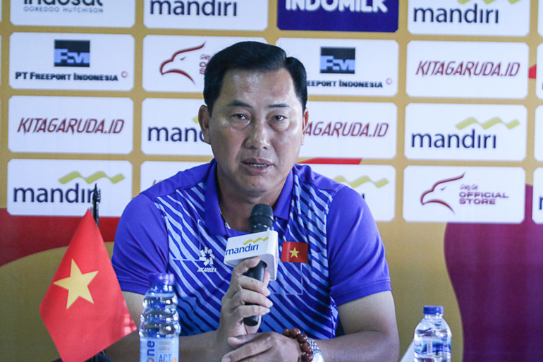 Nhà cầm quân Hứa Hiền Vinh phát biểu tại buổi họp báo. (Ảnh: VFF)