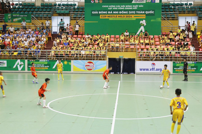 Các cầu thủ đội chủ nhà U11 Bắc Ninh (áo cam) và U11 Sông Lam Nghệ An (áo vàng) trong trận đấu sau lễ khai mạc. Các cầu thủ đội chủ nhà U11 Bắc Ninh (áo cam) và U11 Sông Lam Nghệ An (áo vàng) trong trận đấu sau lễ khai mạc.