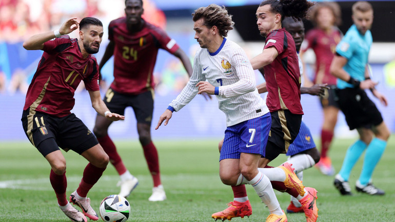 Các cầu thủ Bỉ vây sát Antoine Griezmann. (Ảnh: UEFA)