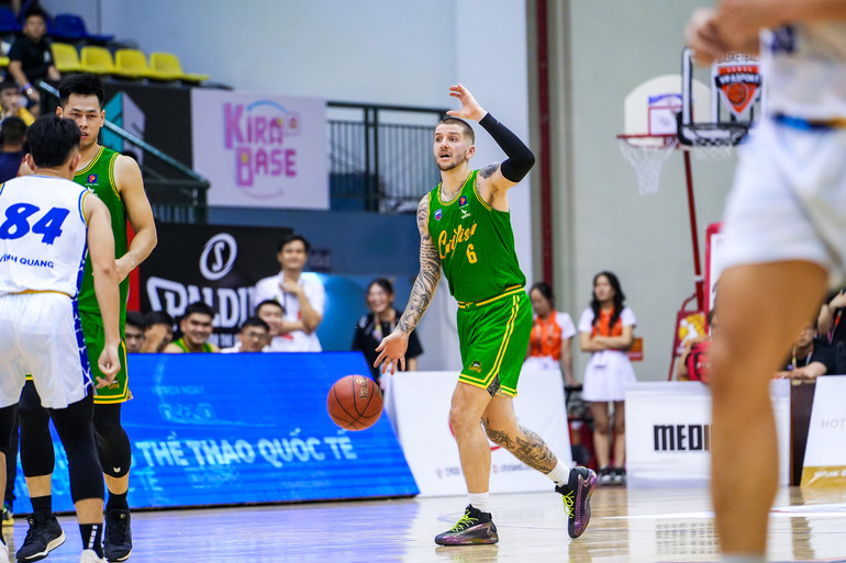 Dakota Zinser thể hiện đẳng cấp vượt trội giúp Cantho Catfish bứt tốc ở hiệp thi đấu thứ 3. (Ảnh: VBA)