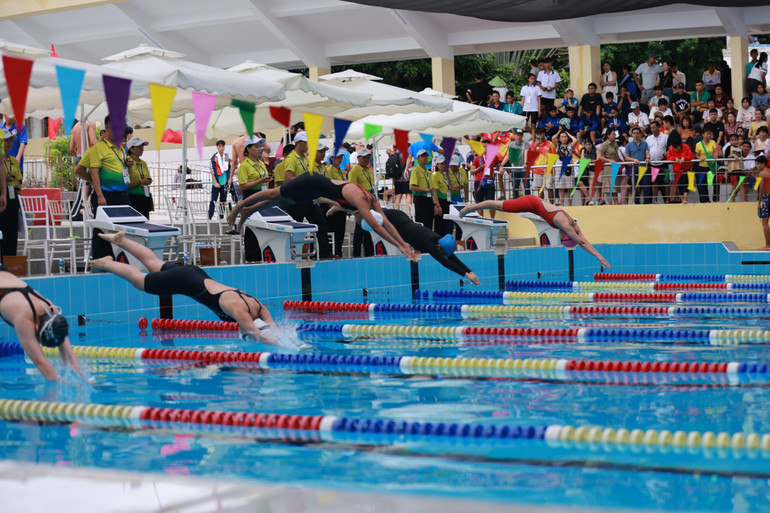 Các vận động viên trẻ nỗ lực tranh tài trên đường đua xanh.