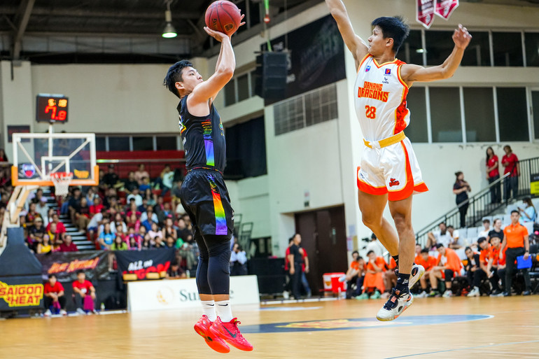 Võ Kim Bản ném ba điểm trước sự truy cản của cầu thủ Danang Dragons. (Ảnh: VBA)