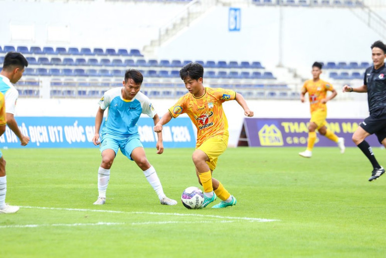 Hoàng Anh Gia Lai (áo vàng) hòa Tây Ninh. (Ảnh: VFF)