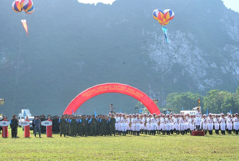 Các cán bộ, chiến sĩ tham dự buổi lễ.