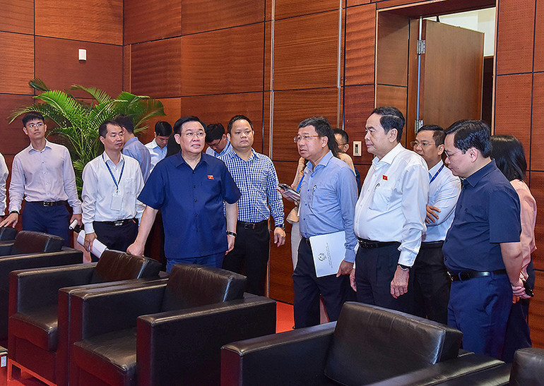 Chủ tịch Quốc hội Vương Đình Huệ và các đại biểu kiểm tra công tác chuẩn bị tổ chức Hội nghị Nghị sĩ trẻ toàn cầu lần thứ 9. (Ảnh: Duy Linh)