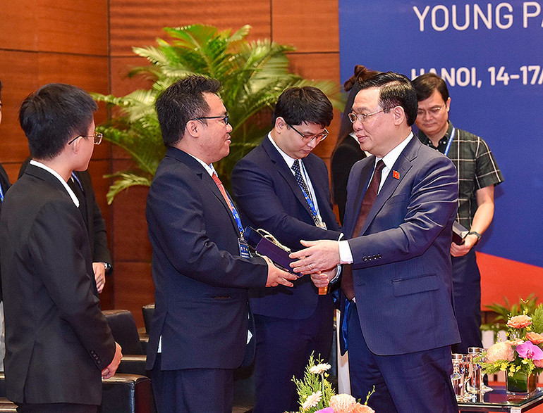 Chủ tịch Quốc hội Vương Đình Huệ gặp gỡ, chúc mừng các đại biểu. Chủ tịch Quốc hội Vương Đình Huệ gặp gỡ, chúc mừng các đại biểu.