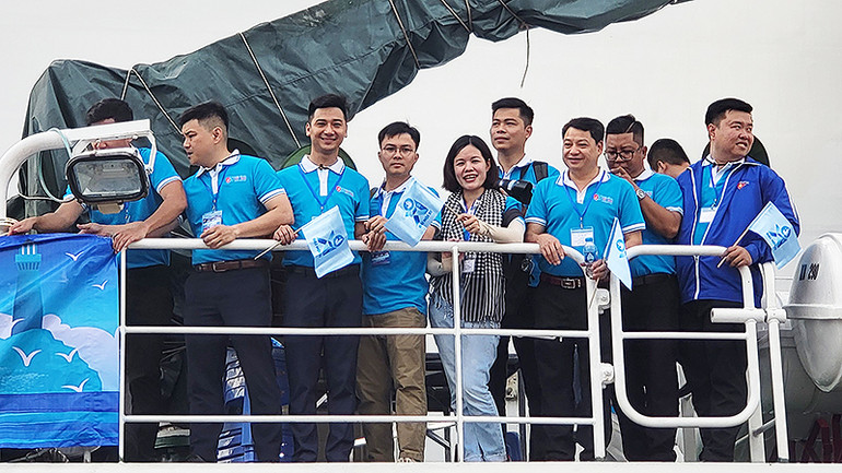 Các đại biểu hành trình hồ hởi lên tàu.