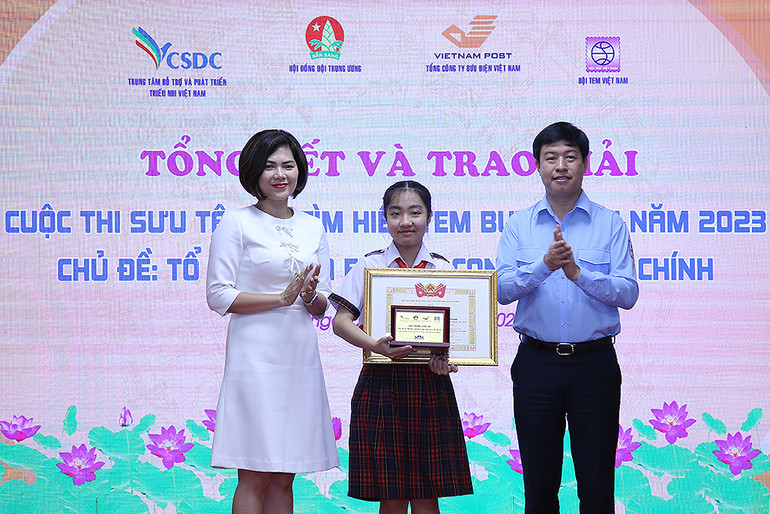 Các đồng chí đại diện Ban tổ chức trao 1 trong 2 giải nhất của Cuộc thi tặng thí sinh Nguyễn Phúc Gia Hân (Tiền Giang).