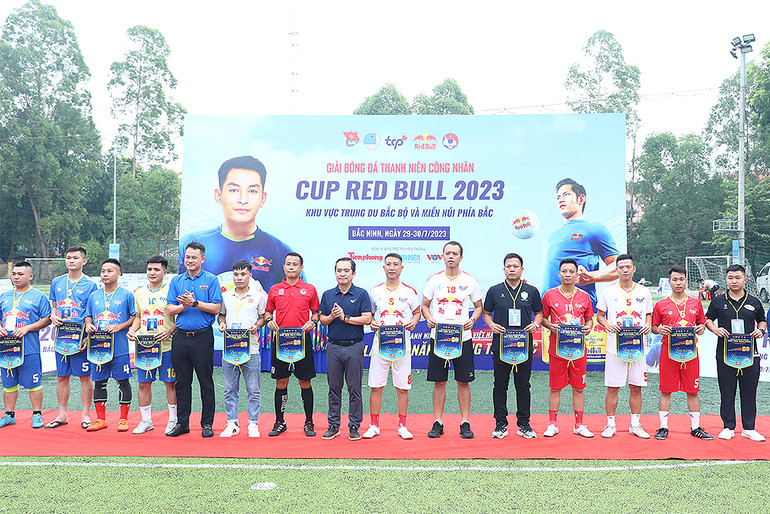 Toàn cảnh lễ khai mạc Giải bóng đá thanh niên công nhân trong khuôn khổ Ngày hội.