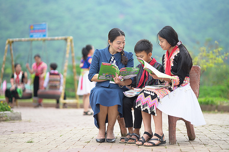 Cô giáo Lê Na hướng dẫn học trò làm bài tập trong giờ ra chơi tại Trường Phổ thông dân tộc nội trú Trung học cơ sở Kỳ Sơn (tỉnh Nghệ An).