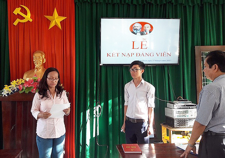 Chi bộ trường Trung học phổ thông Nguyễn Trân (thị xã Hoài Nhơn, tỉnh Bình Định) tổ chức kết nạp Đảng đối với học sinh ưu tú.