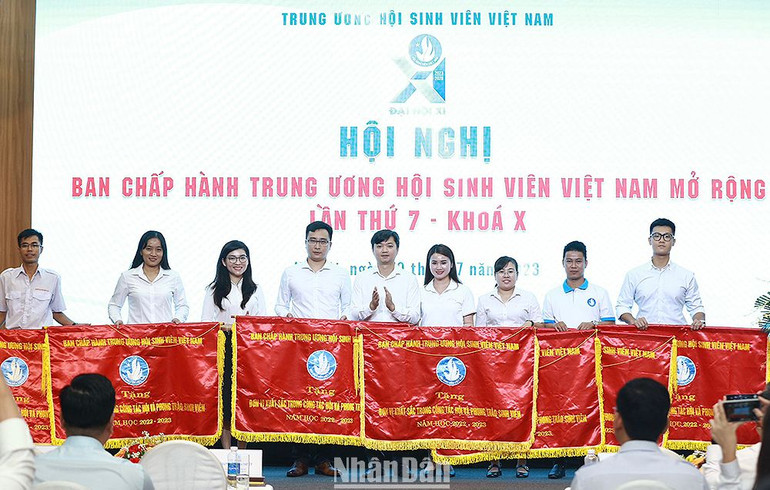 Bí thư Trung ương Đoàn, Chủ tịch Hội Sinh viên Việt Nam Nguyễn Minh Triết (đứng giữa) trao Cờ thi đua của Trung ương Hội Sinh viên Việt Nam tặng các đơn vị xuất sắc.