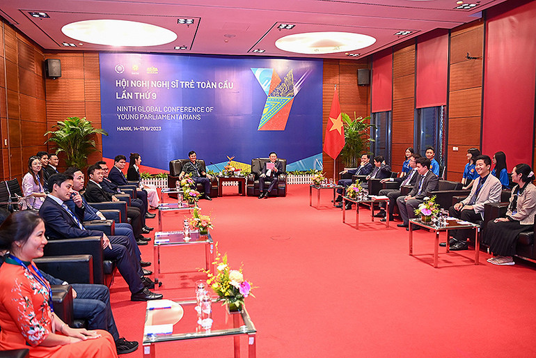 Toàn cảnh buổi gặp mặt trong khuôn khổ Hội nghị. Toàn cảnh buổi gặp mặt trong khuôn khổ Hội nghị.