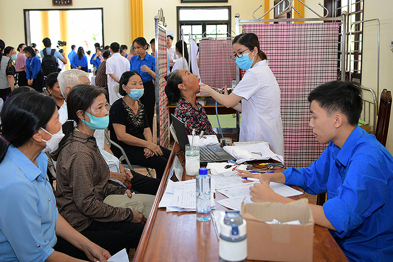 Hoạt động khám bệnh, tư vấn sức khỏe, cấp phát thuốc miễn phí tặng người dân tại Ngày cao điểm.