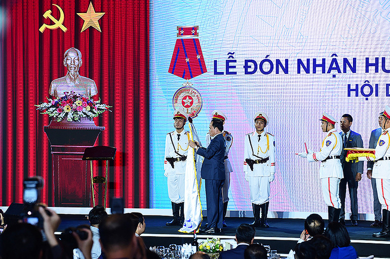 Phó Thủ tướng Chính phủ Trần Lưu Quang gắn Huân chương Lao động hạng Nhì lên lá cờ truyền thống của Hội Doanh nghiệp trẻ Hà Nội. Phó Thủ tướng Chính phủ Trần Lưu Quang gắn Huân chương Lao động hạng Nhì lên lá cờ truyền thống của Hội Doanh nghiệp trẻ Hà Nội.