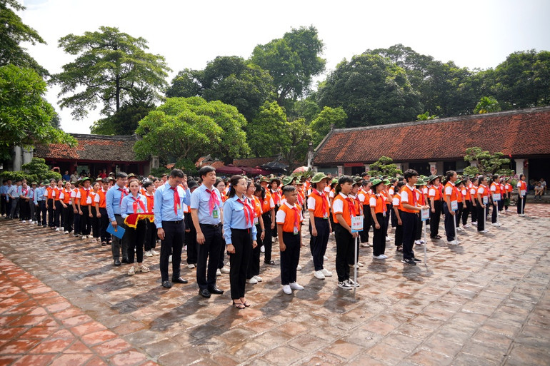 Đại diện Ban tổ chức và các đại biểu dự Lễ thành lập Liên đội tạm thời của Liên hoan.