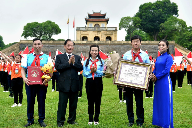 Đại diện Tổ chức Kỷ lục Việt Nam trao chứng nhận tặng Hội đồng Đội Trung ương.