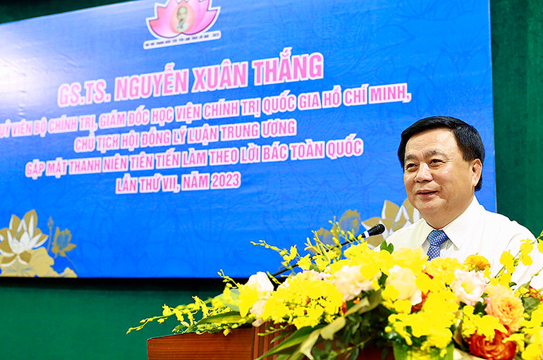 Đồng chí Nguyễn Xuân Thắng phát biểu ý kiến tại buổi gặp mặt.