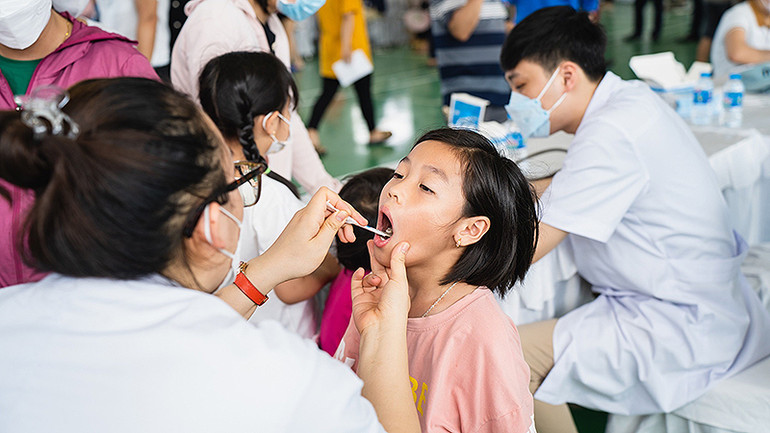 Thầy thuốc trẻ tình nguyện khám bệnh cho con thanh niên công nhân trong khuôn khổ Ngày hội. Thầy thuốc trẻ tình nguyện khám bệnh cho con thanh niên công nhân trong khuôn khổ Ngày hội.